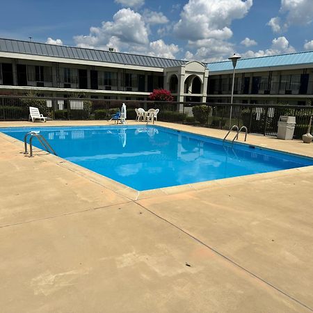 Days Inn By Wyndham Emporia Bagian luar foto