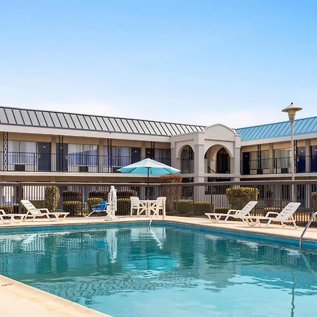 Days Inn By Wyndham Emporia Bagian luar foto