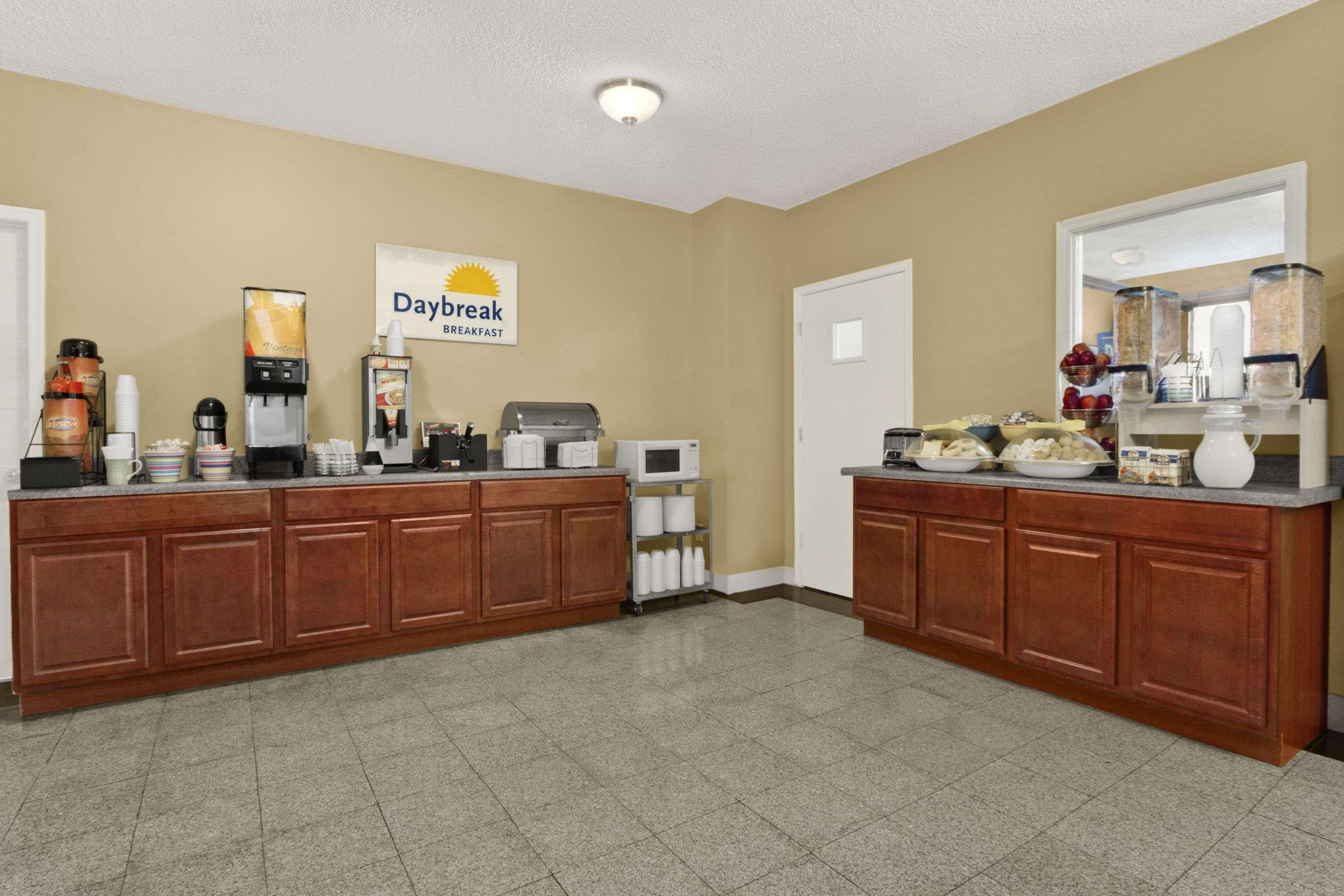 Days Inn By Wyndham Emporia Bagian luar foto
