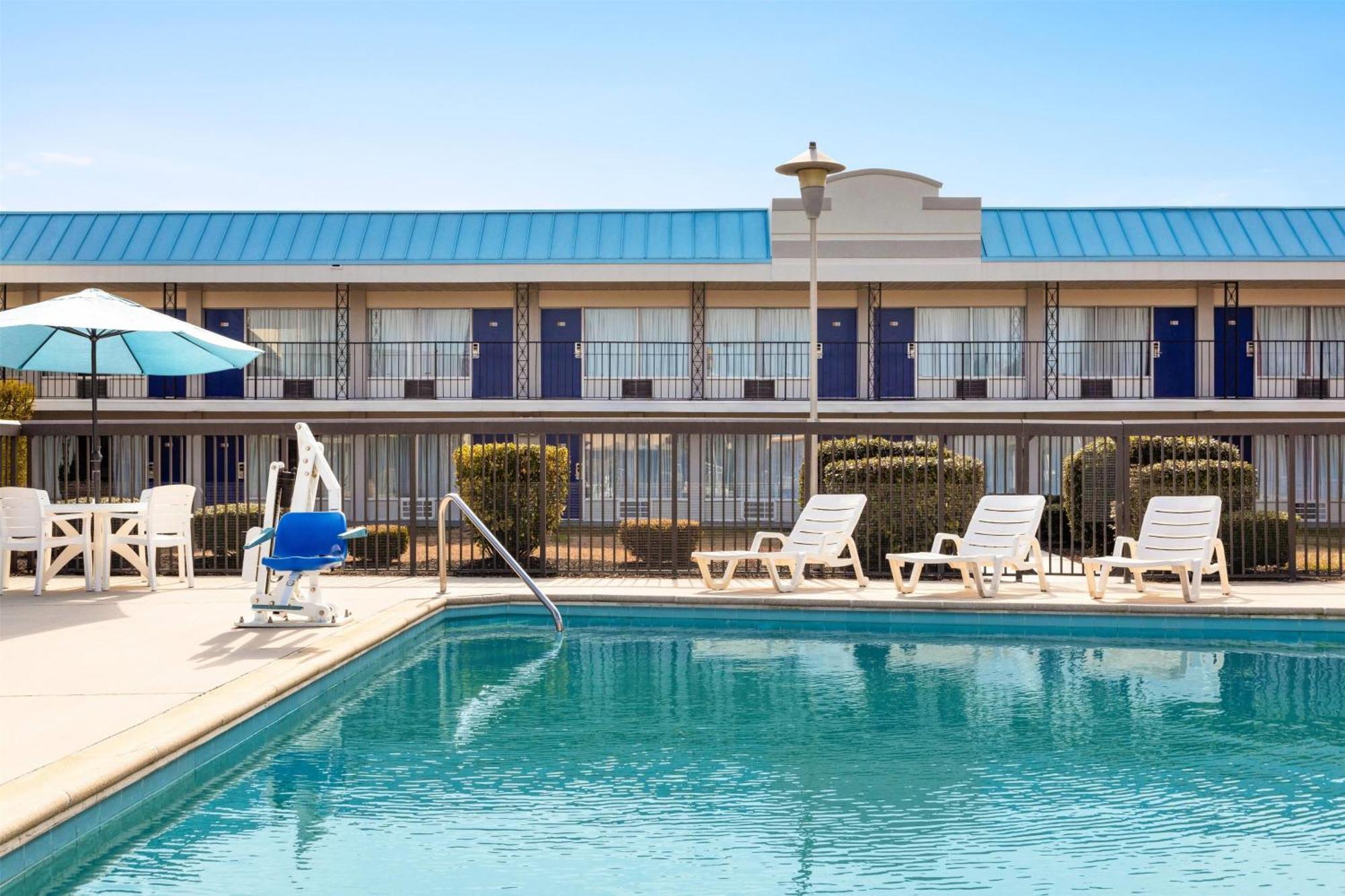 Days Inn By Wyndham Emporia Bagian luar foto