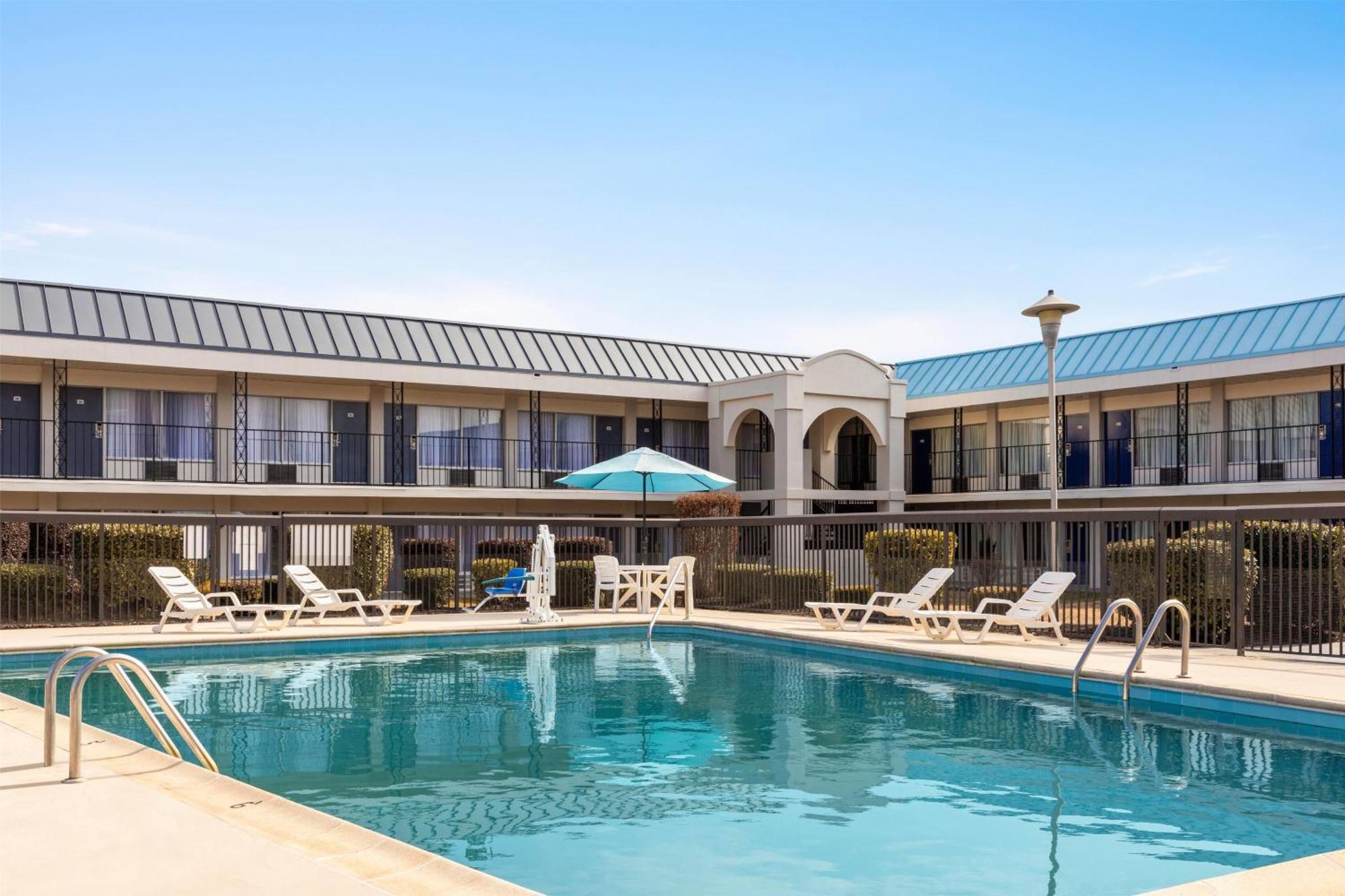 Days Inn By Wyndham Emporia Bagian luar foto